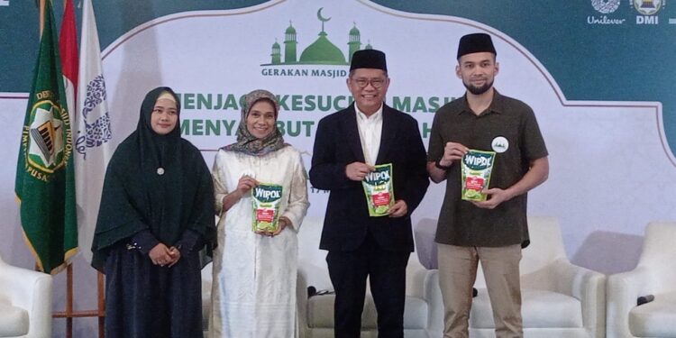 Puncak Program 'Gerakan Masjid Bersih 2025' di Jakarta, Teuku Wisnu dan Shireen Sungkar Ikut Ngepel 1 Puncak Program ‘Gerakan Masjid Bersih 2025’ di Jakarta, Teuku Wisnu dan Shireen Sungkar Ikut Ngepel