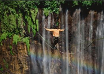 Pertama Kali! iQOO dan Atlet Highline Taklukkan Tumpak Sewu dari Ketinggian 130 Meter