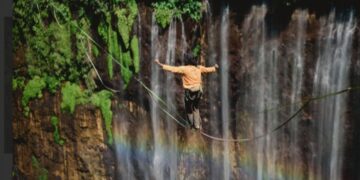 Pertama Kali! iQOO dan Atlet Highline Taklukkan Tumpak Sewu dari Ketinggian 130 Meter