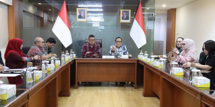 Wamenaker Saksikan Penyerahan JKK kepada Pekerja Magang yang Alami Kelumpuhan Total