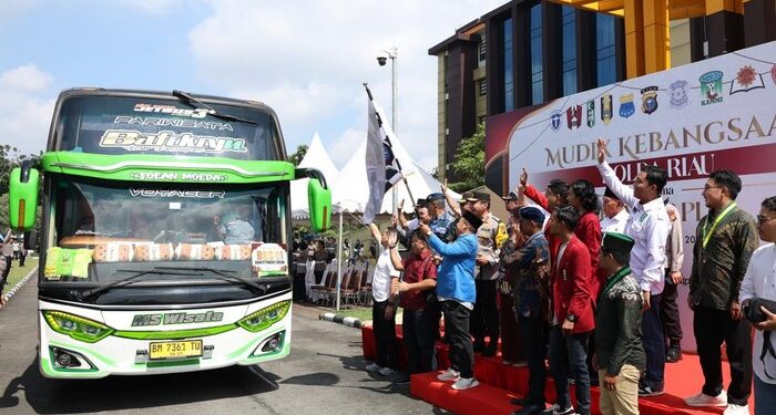 Kapolda Riau Lepas Bus Mudik Gratis ke Sumatera Barat dan Sumatera Utara 1 kapolda riau