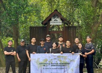Rayakan HUT ke-17, Aryaduta Suites Semanggi Menanam Komitmen Melalui 17 Pohon Mangrove