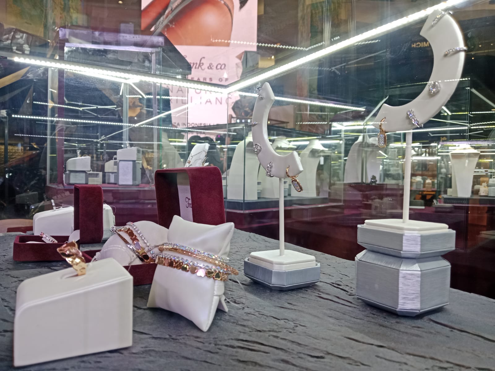 743ccd02 1fdf 4c03 9994 6586c3b14f2a - Frank & co. Rayakan 29 Tahun Perjalanan Lewat Exhibition “29 Years of Natural Brilliance” di La Moda, Plaza Indonesia