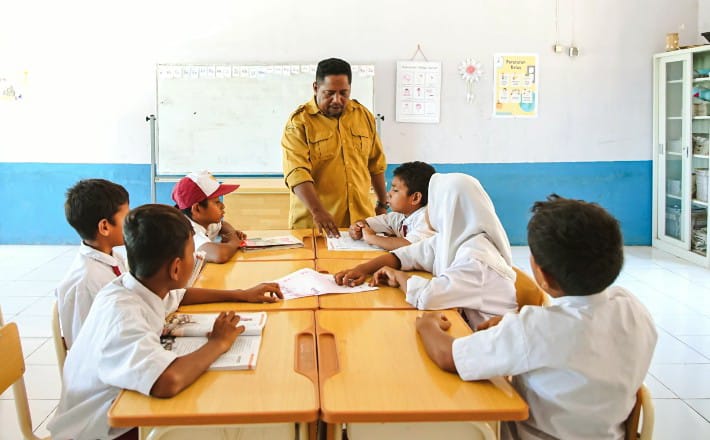 Raco, Guru dan Ranger Pengabdi Pulau Komodo: "Selama anak-anak di sini butuh belajar, saya akan tetap mengajar." 2 bf980acd 6f3e 4660 a283 066f130f9d8a - Raco, Guru dan Ranger Pengabdi Pulau Komodo: "Selama anak-anak di sini butuh belajar, saya akan tetap mengajar."