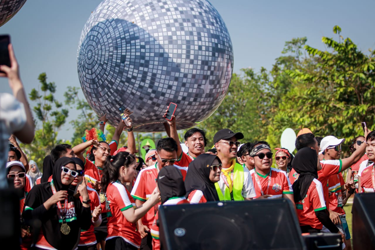 12ca3abf ee58 432a a40d 815b2403036e - 5K Disco Run: Back to 80s Sukses Digelar, Astra Land Indonesia Hadirkan Nostalgia Era Disco di Taman Senja