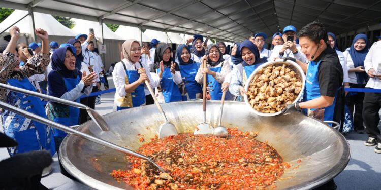 Rayakan HUT ke-26 dan Hari Lahir Pancasila, PNM Gandeng Bobon Santoso Gelar Aksi Berbagi Ribuan Makanan