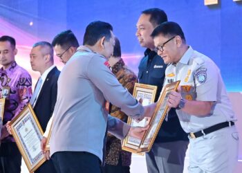 Kapolri Beri Penghargaan kepada Jasa Raharja pada Acara Rakernis Fungsi Lalu Lintas 2025