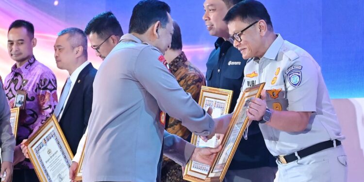 Kapolri Beri Penghargaan kepada Jasa Raharja pada Acara Rakernis Fungsi Lalu Lintas 2025 1 Kapolri Beri Penghargaan kepada Jasa Raharja pada Acara Rakernis Fungsi Lalu Lintas 2025