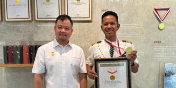 Veby Senopati Silam (kanan) memperlihatkan piagam Rekor MURI Binloop Ultra Marathon120 pada 2024 untuk kategori Pelaut Niaga Pertama yang Menyelesaikan Kejuaraan Ultra Marathon di Bintaro, Kota Tangerang Selatan tahun lalu.
