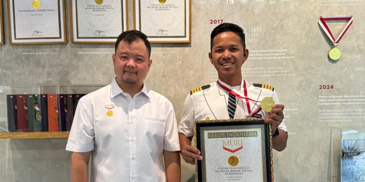 Veby Senopati Silam (kanan) memperlihatkan piagam Rekor MURI Binloop Ultra Marathon120 pada 2024 untuk kategori Pelaut Niaga Pertama yang Menyelesaikan Kejuaraan Ultra Marathon di Bintaro, Kota Tangerang Selatan tahun lalu.