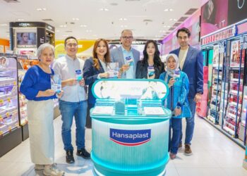 Health Care Director Beiersdorf Indonesia Vivilya Lukman (tiga dari kiri) bersama jajaran principal PT Beiersdorf Indonesia dan Guardian memperkenalkan plester luka Hansaplast Second Skin Protection di Guardian Grand Indonesia West Mall, Lower Ground (LG), Menteng, Jakarta Pusat pada Sabtu (5/7/2025).