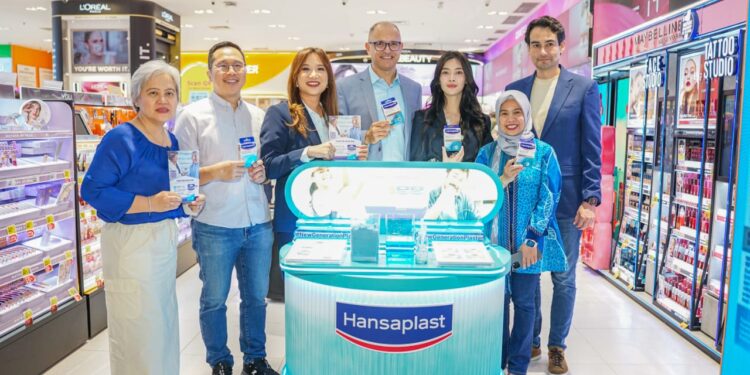Health Care Director Beiersdorf Indonesia Vivilya Lukman (tiga dari kiri) bersama jajaran principal PT Beiersdorf Indonesia dan Guardian memperkenalkan plester luka Hansaplast Second Skin Protection di Guardian Grand Indonesia West Mall, Lower Ground (LG), Menteng, Jakarta Pusat pada Sabtu (5/7/2025).