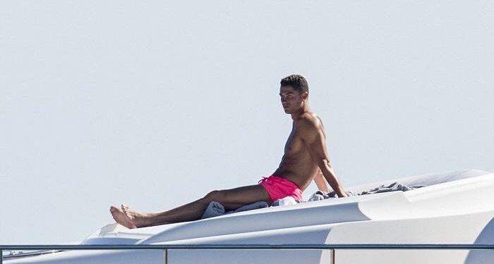 Kapten Timnas Portugal Cristiano Ronaldo menjadi sorotan publik karena liburan di saat jenazah anggota timnya, Diogo Jota, dimakamkan.