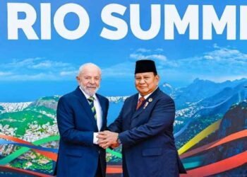 Presiden Prabowo Subianto berjabat tangan dengan Presiden Brasil Luiz Inacio Lula da Silva dalam Konferensi Tingkat Tinggi (KTT) BRICS di Rio de Janeiro, Brasil, Minggu (6/7/2025) Waktu setempat.