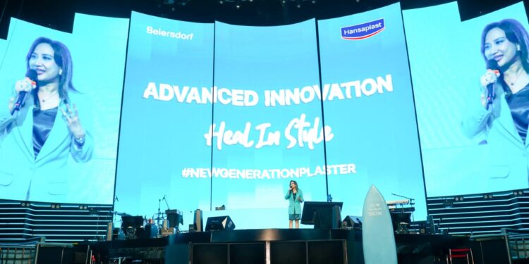 PLESTER HIDROKOLOID: Health Care Director Beiersdorf Indonesia Vivilya Lukman dalam sesi talkshow saat peluncuran plester perawatan luka Hansaplast Second Skin Protection di di The H SCBD, Senayan, Kebayoran Baru, Jakarta Selatan, Rabu (9/7/2025).