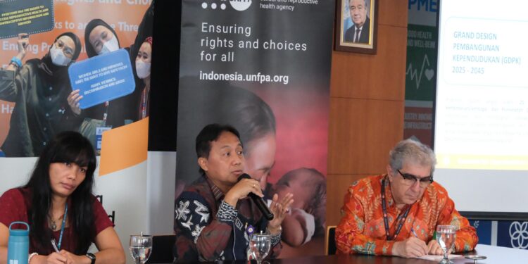 Deputi Pengendalian Kependudukan pada Kemendukbangga/BKKBN Dr. Bonivasius Prasetya Ichtiarto (tengah) dan UNFPA Indonesia Representative Hassan Mohtashami saat press briefing SWP 2025 di Jakarta pada Kamis (3/7/2025).