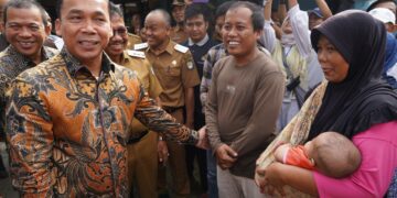 Menteri Kependudukan dan Pembangunan Keluarga (Kemendukbangga)/BKKBN Wihaji (kiri) berbincang dengan pasutri, Lindar dan Siti Masitoh, warga Kelurahan Panunggangan, Pinang, Kota Tangerang, Banten pada Selasa (8/7/2025).