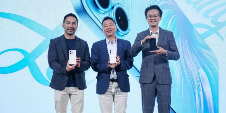 Product Director ColorOS OPPO Martin Liu (kanan) dan principal OPPO memperkenalkan OPPO Reno14 Series