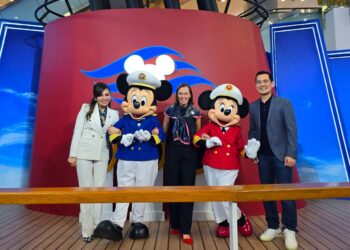 General Manager Marketing Communication & Operations GI Kanina Hanindita (kiri) berfoto dengan karakter Disney serta principal Disney Cruise Line dalam acara The Grand Adventure di Mal Grand Indonesia, Jakarta Pusat pada Rabu (2/7/2025).