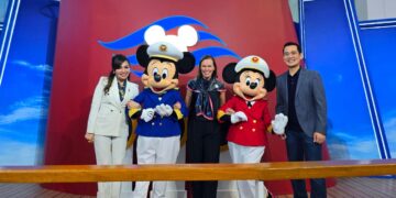 General Manager Marketing Communication & Operations GI Kanina Hanindita (kiri) berfoto dengan karakter Disney serta principal Disney Cruise Line dalam acara The Grand Adventure di Mal Grand Indonesia, Jakarta Pusat pada Rabu (2/7/2025).