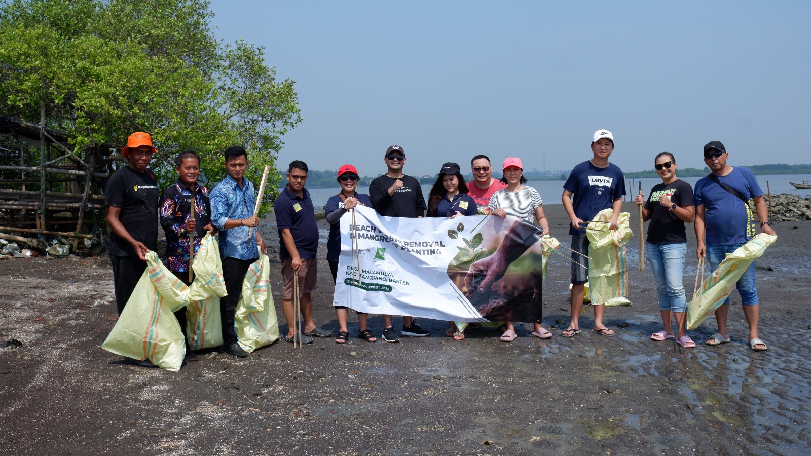 Dua Hotel Accor di Tangerang Gelar Aksi Lingkungan: Mangrove Plantation & Beach Clean-Up di Desa Margamulya 2 cb31fc46 b1ca 4ce6 8179 ce6ae0a1f49d - Dua Hotel Accor di Tangerang Gelar Aksi Lingkungan: Mangrove Plantation & Beach Clean-Up di Desa Margamulya