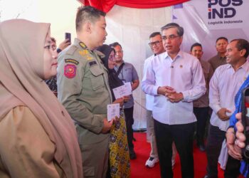 Pantau Distribusi BSU di Makassar, Menaker Pastikan Bantuan Tepat Waktu dan Tepat Sasaran