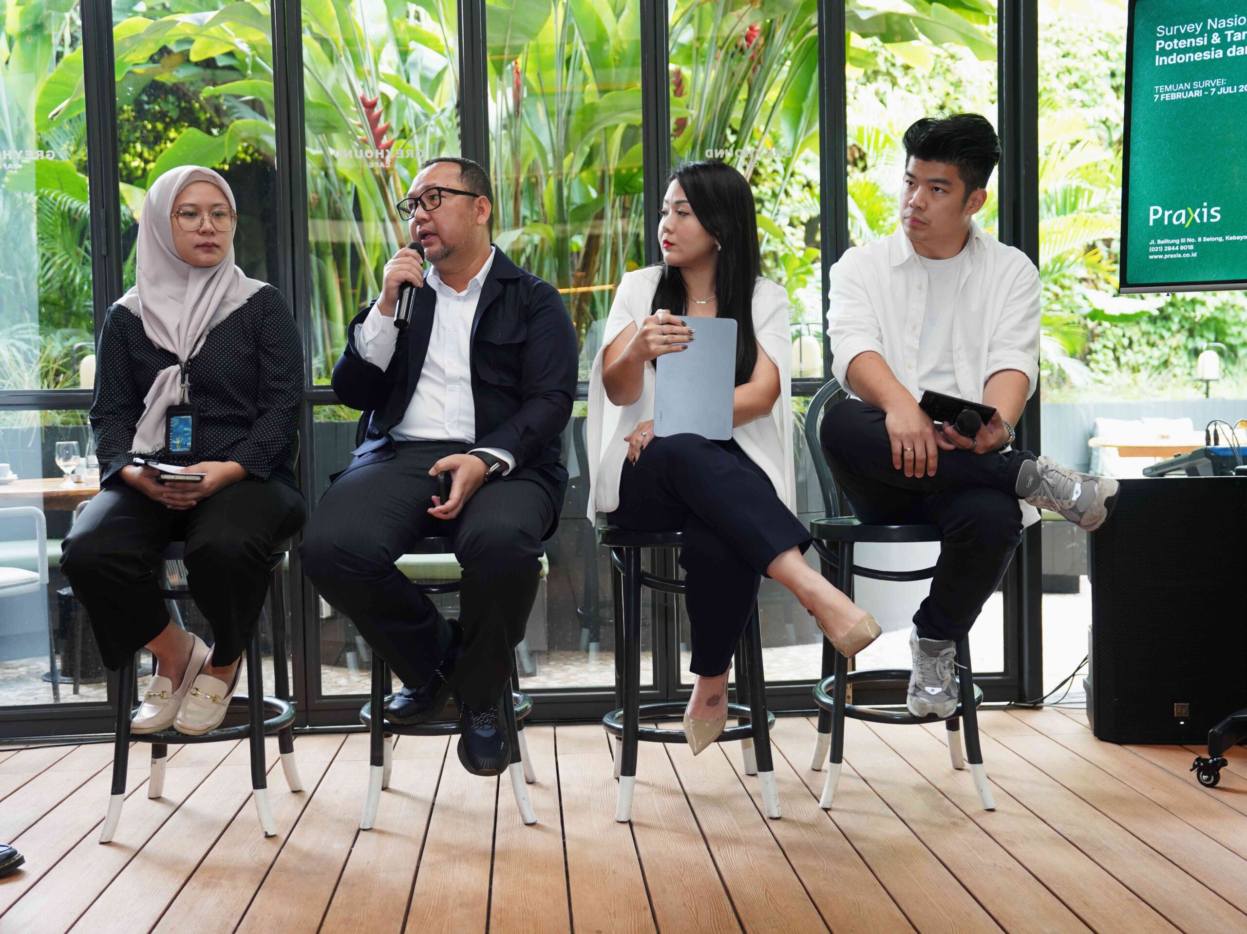 Foto 2b PraxiSurvey Vol. 5 scaled - #PraxiSurvey: Bukan Sekadar Harga, Pengguna Mobil Listrik Indonesia Prioritaskan Faktor Jangka Panjang Ini