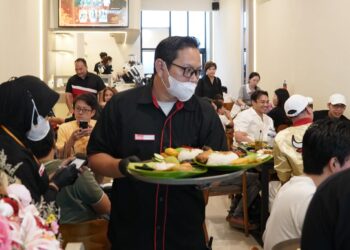 Bolone Hadir di Tebet: Sensasi Kuliner Unik Sambil Servis HP