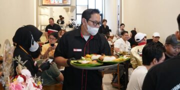 Bolone Hadir di Tebet: Sensasi Kuliner Unik Sambil Servis HP