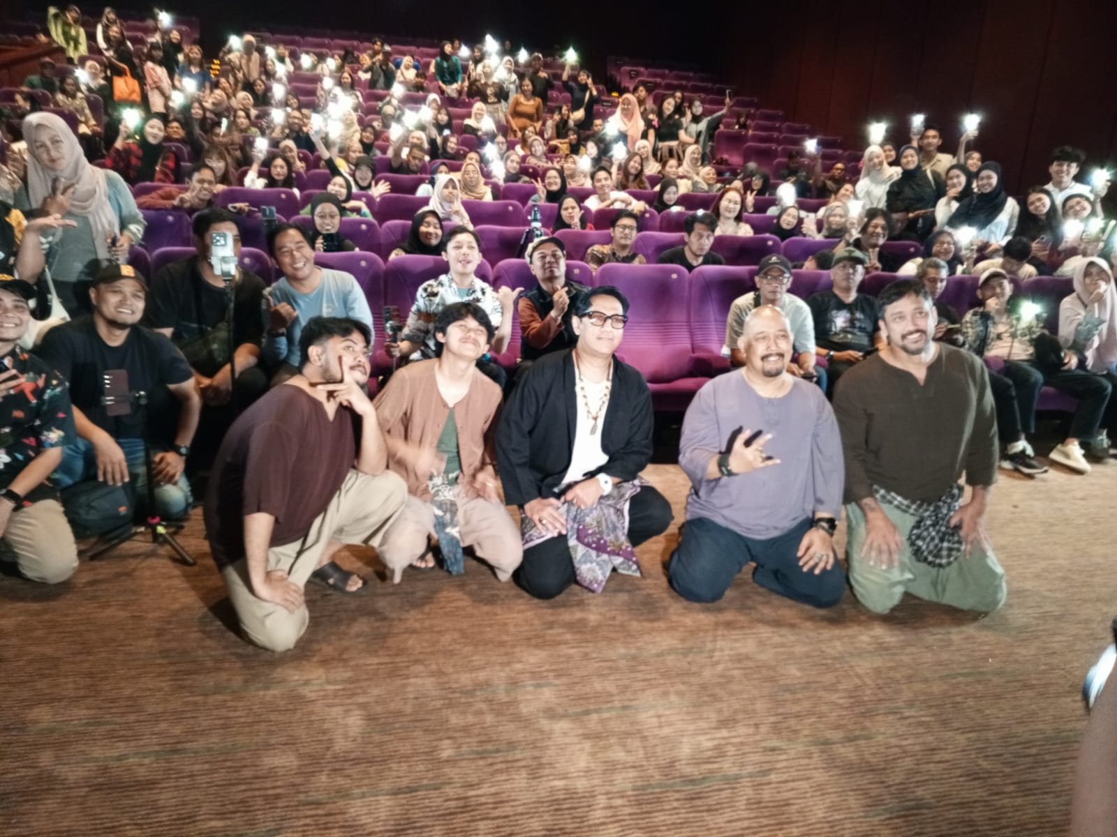IMG 20250809 WA0021 - “Senyum Membawa Luka” Hadir dengan Nuansa Baru, Enam Komedian Gabung di Soundtrack Film Kang Solah From Kang Mak X Nenek Gayung