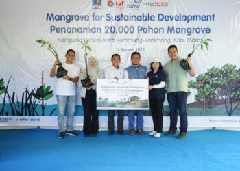 Kolaborasi Astra Group dan Kalla Toyota Tanam 20.000 Bibit Mangrove di KBA Rammang-Rammang, Maros