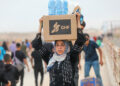Serangan Brutal Israel Tewaskan 11 Orang di Gaza 6 KEJAHATAN KEMANUSIAAN: Seorang perempuan Palestina membawa logistik bantuan dari Yayasan Kemanusiaan Gaza (GHF). (FOTO: GETTY IMAGE)