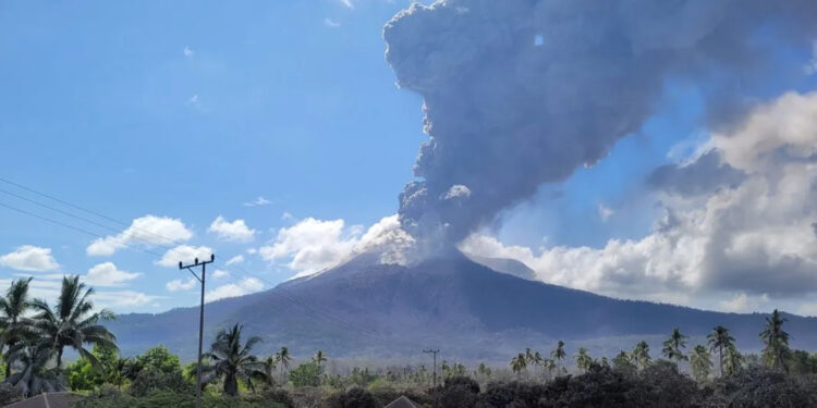 Gunung Lewotobi, erupsi