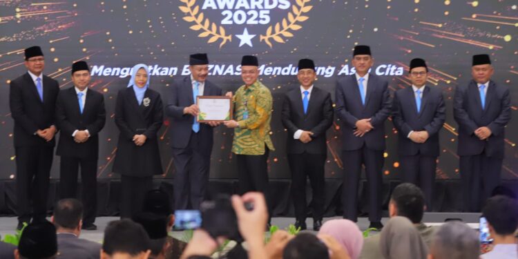 Dukung Pengembangan Zakat, Menaker Terima Baznas Awards 2025