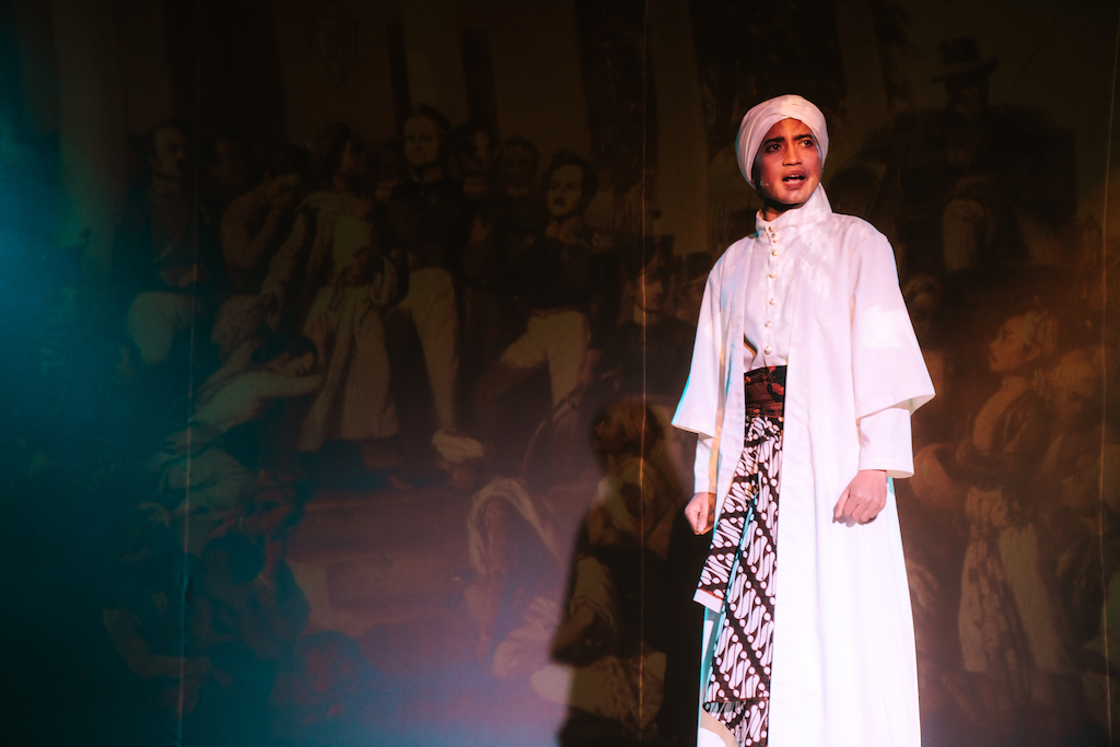 ‘135 Menit Karya Stage Of Wawan Sofwan4 - 135 Menit: Pementasan Teater tentang Pertemuan Diponegoro dan De Kock