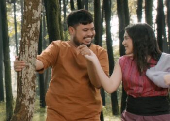 Davina Karamoy Jadi “Neng Dara”, Tunangan Rigen Rakelna di Film Komedi Terbaru