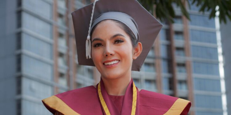 Usai Memperoleh Gelar Magister, Baby Niken Siap Lanjut S3 1 IMG 20251027 WA0003 - Usai Memperoleh Gelar Magister, Baby Niken Siap Lanjut S3