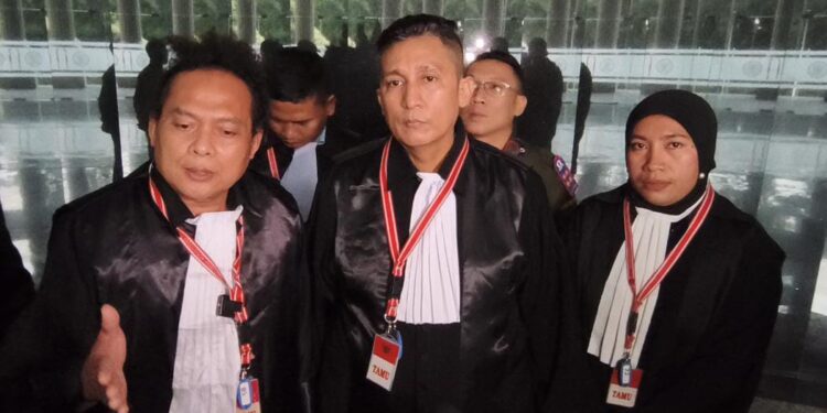 Didampingi Deolipa Yumara, Firdaus Oiwobo Cari Kepastian Status Advokat di MK 1 Didampingi Deolipa Yumara, Firdaus Oiwobo Cari Kepastian Status Advokat di MK