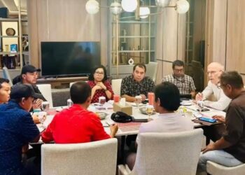 DIALOG DUA ARAH: Direktur PT Modernland Realty Tbk (MDLN) Sami Veikko Tapio Miettinen (kemeja putih kanan) saat menemui Tim Adhoc Moci di Modernland Golf Country Club, Kota Modern, Cikokol, Kota Tangerang, Banten pada Selasa (25/11/2025). (FOTO: DOK/ MODERNLAND REALTY TBK)
