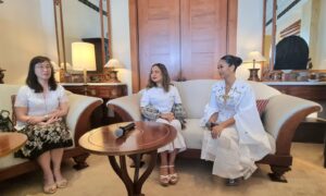 TULOLA Rayakan Perjalanan Kreatif 2025 Lewat “Reflections of Light”, Kolaborasi dengan Desa Taro dan Reza Rahadian 2 Tiga wanita duduk di sofa.