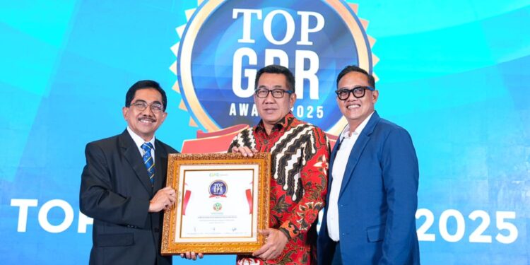 Berhasil Tingkatkan Digital Awareness,  Kemenhut dan Menteri Raja Juli Antoni Raih Penghargaan TOP GPR Award 2025