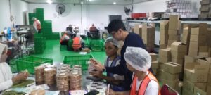IMG 20251209 WA0043 - Menjelang Natal, Industri Hampers Bergeliat: Love Semprong Kebanjiran Permintaan