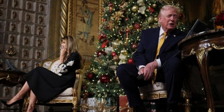 Trump Klaim Habisi Militan ISIS Dalam Pembantaian di Nigeria 1 KETEGANGAN NIGERIA: Presiden AS Donald Trump dan Ibu Negara Melania Trump melakukan panggilan telepon pelacak Santa NORAD pada Malam Natal dari klub Mar-a-lago di Palm Beach, Florida, AS pada 24 Desember 2025. (Foto: REUTERS/Jessica Koscielniak)