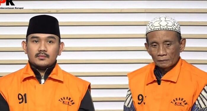 AYAH DAN ANAK: H.M. Kunang (kanan) bersama anaknya, Ade Kuswara Kunang, yang merupakan Bupati Bekasi, mengenakan seragam KPK setelah terjerat OTT karena dugaan kasus suap proyek. (FOTO: You Tube KPK)