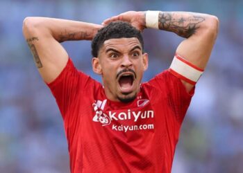 EKSEKUSI MELESET: Morgan Gibbs-White gagal mengeksekusi umpan silang Igor Jesus ke kotak penalti pada Boxing Day Premier League pada Sabtu (27/12/2025) malam. (Foto: Gilabola.com)