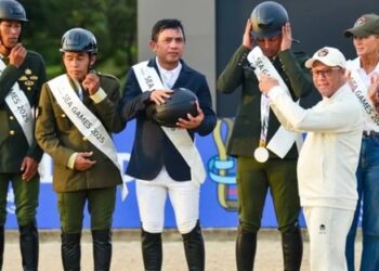 SUMBANG MEDALI: Brayen Nathan Brata Coolen (tengah) berada di podium tertinggi menerima medali emas dari cabor equestrian pada nomor individual jumping finals di Thai Polo & Equestrian Club Pattaya, Chonburi, pada Jumat (19/12/2025). (FOTO: Dok/NOC Indonesia)