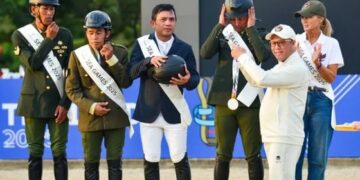 SUMBANG MEDALI: Brayen Nathan Brata Coolen (tengah) berada di podium tertinggi menerima medali emas dari cabor equestrian pada nomor individual jumping finals di Thai Polo & Equestrian Club Pattaya, Chonburi, pada Jumat (19/12/2025). (FOTO: Dok/NOC Indonesia)