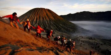 PESONA BROMO: Para wisatawan melakukan pendakian di Bromo Tengger-Semeru, Jawa Timur. (FOTO: DOK/the east Indonesia)
