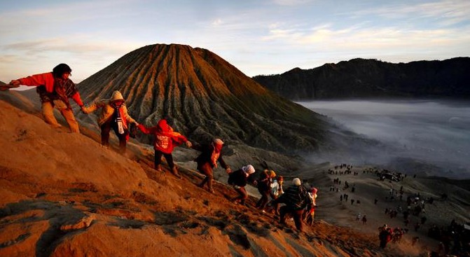 Yuk! Libur Akhir Tahun Ke Bromo Pakai Bus Damri 1 PESONA BROMO: Para wisatawan melakukan pendakian di Bromo Tengger-Semeru, Jawa Timur. (FOTO: DOK/the east Indonesia)