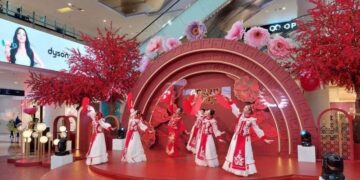 SEMARAK IMLEK: Sejumlah penari kipas mengenakan pakaian tradisional khas Tiongkok dalam acara perayaan Imlek. (Foto Ilustrasi: Antara/Xinhua)